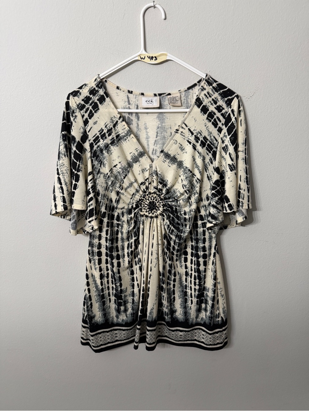 Women’s ECI New York Embellished V-Neck Abstract Top Size Large